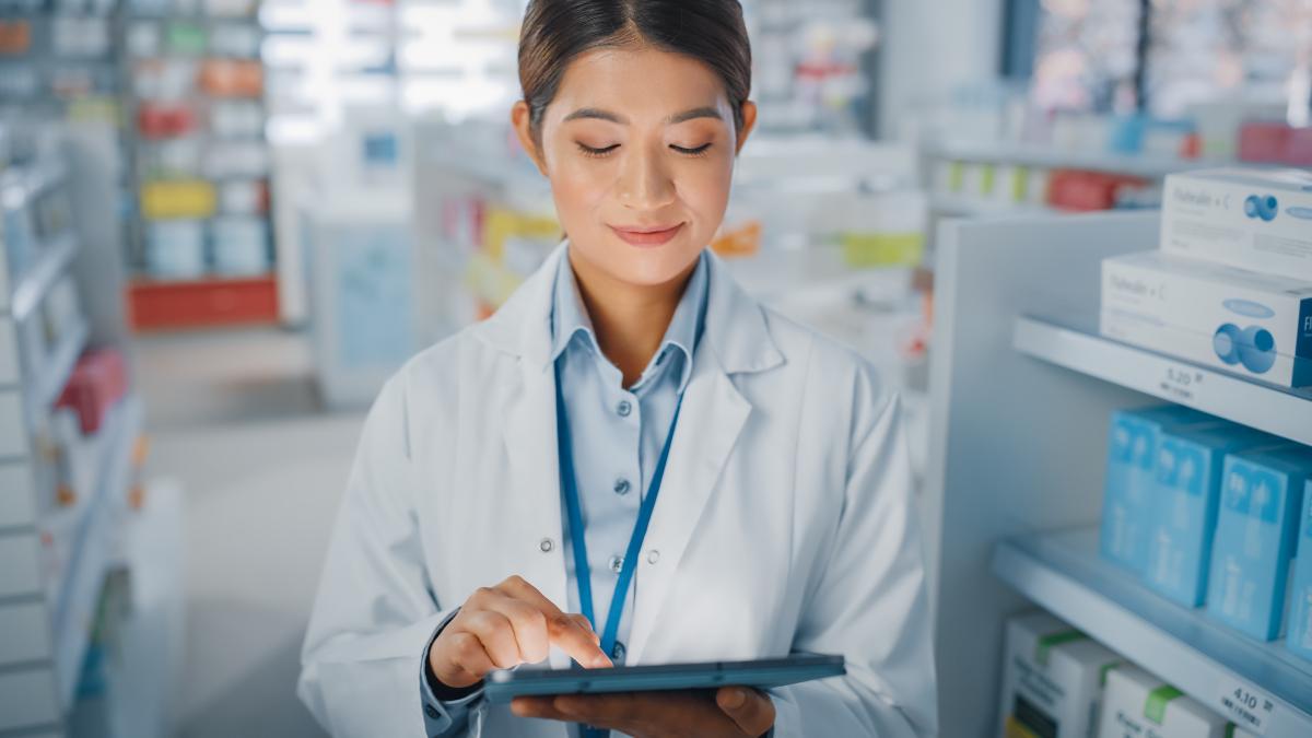 Pharmacists and doctors checking if their patients have taken their medication correctly with Custom Health digital tools